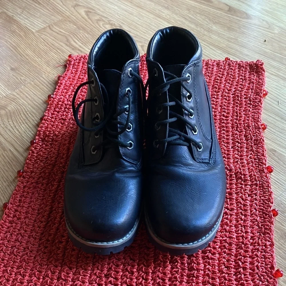 Cliffs by White Mountain Ankle Boots.  Size 9 1/2 M.  Preowned good condition.
